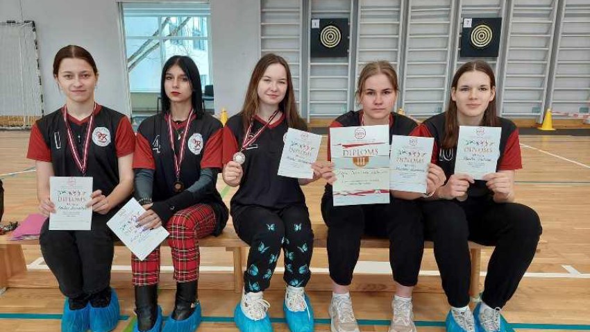 Rīgas reģionā šautriņu mešanas sacensībās 1.vieta zēniem un 3.vieta meitenēm