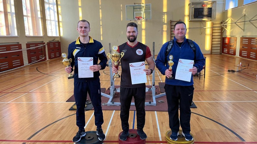 RTK puišu pārliecinoša uzvara Republikas čempionātā svaru stieņa spiešanā guļus