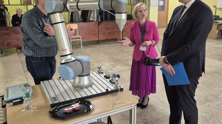 RTK direktore Rūta Gintaute-Marihina ar ministru Viktoru Valaini un skolotāju Aleksandru Okuņevu