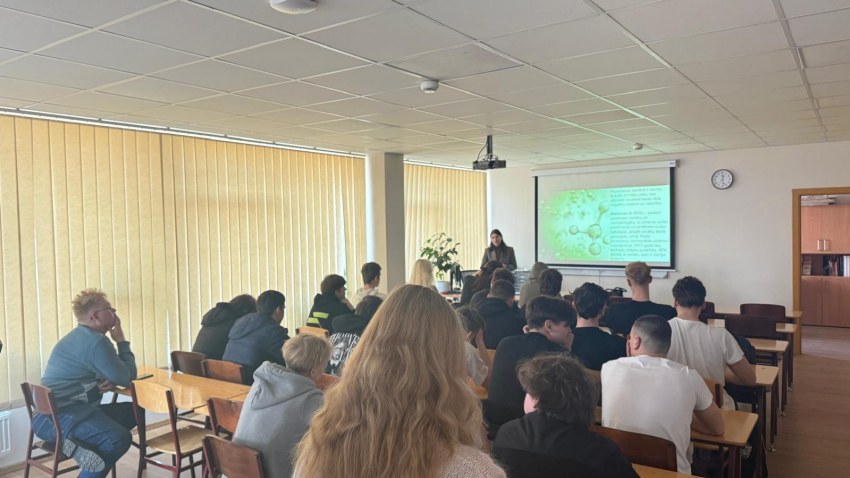 Vieslekcija MH 23-1 grupai par plastikātiem, to produktiem un vides piesārņojumu.