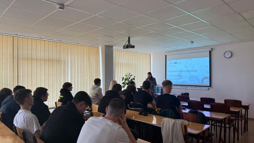 Vieslekcija MH 23-1 grupai par plastikātiem, to produktiem un vides piesārņojumu.