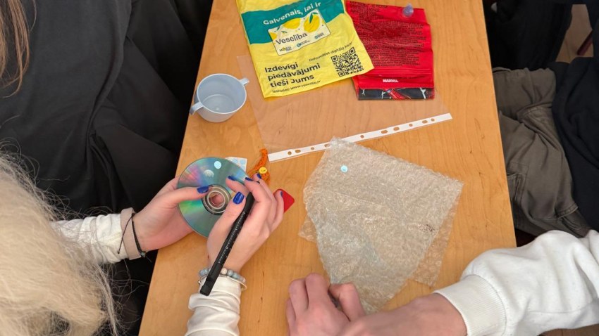 Vieslekcija MH 23-1 grupai par plastikātiem, to produktiem un vides piesārņojumu.