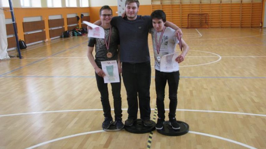 RTK jauniešu komanda izcīnija 3. Vietu latvijas profesionālo mācību iestāžu sacensībās svaru stieņa spiešanā guļus
